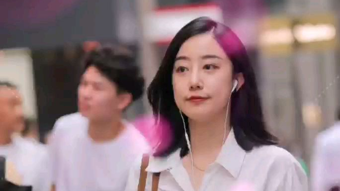 时尚街拍:高挑气质牛仔裤美女!